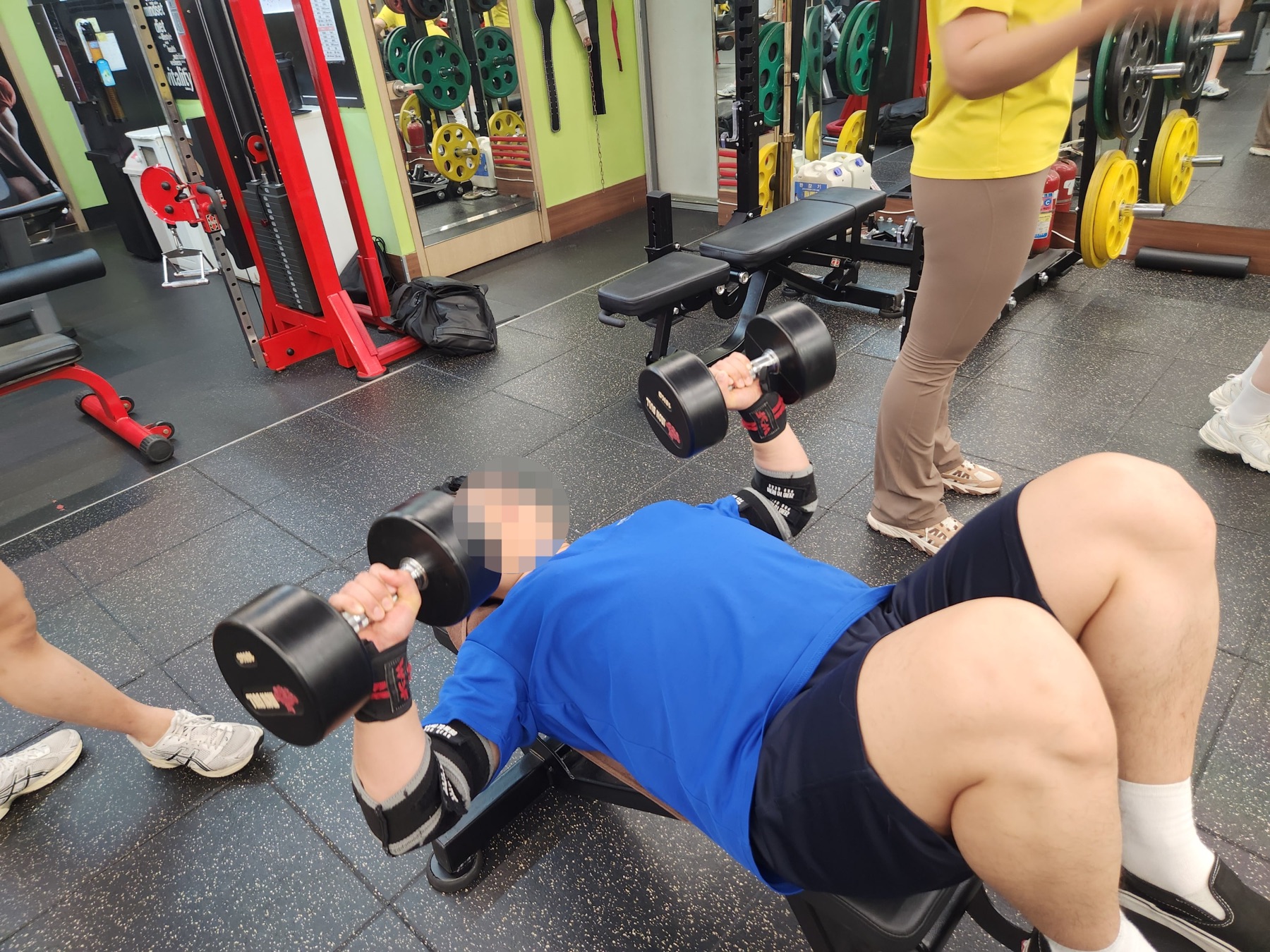 천샘PT 그룹PT에서 회원들이 함께 덤벨 운동을 하는 모습